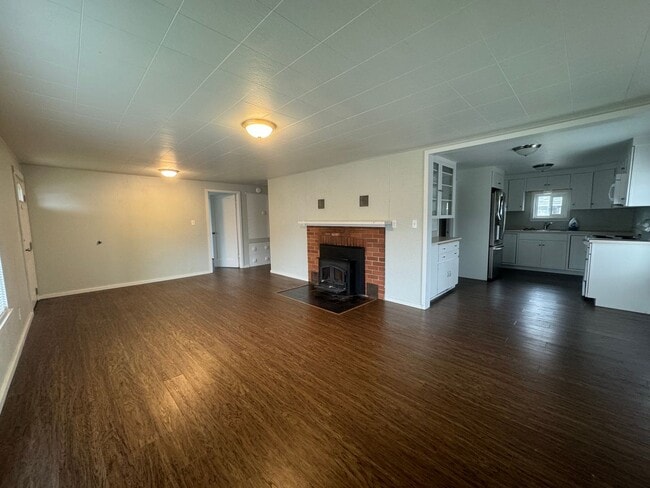 2733 W Sharp Ave