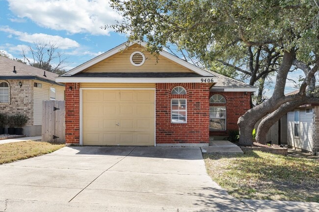 Building Photo - Carpet-Free Home with High Ceilings & Outdoor Retreat