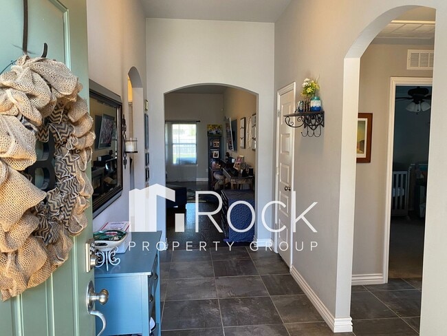 Photo - Beautiful 3 Bedroom Home with a Study in M...