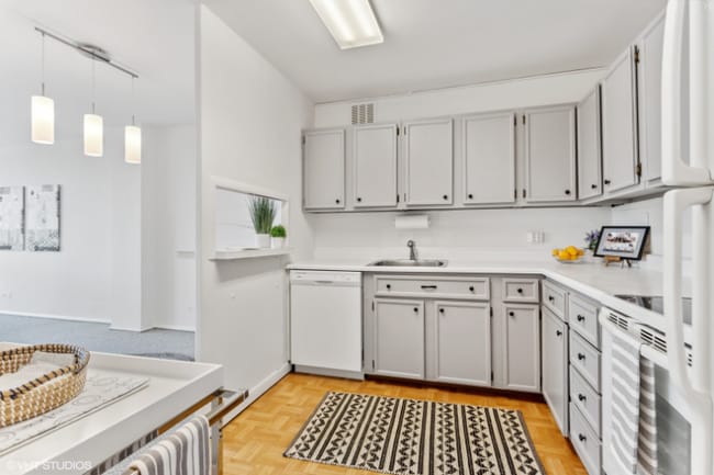 Photo - 2400 N Lakeview Ave Unidad 1606