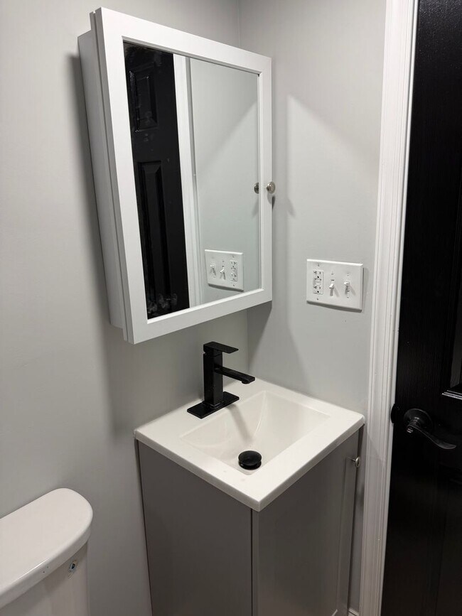 3106 Sequoia Ave Unidad BB W/Bath AVAILABLE $700 BB