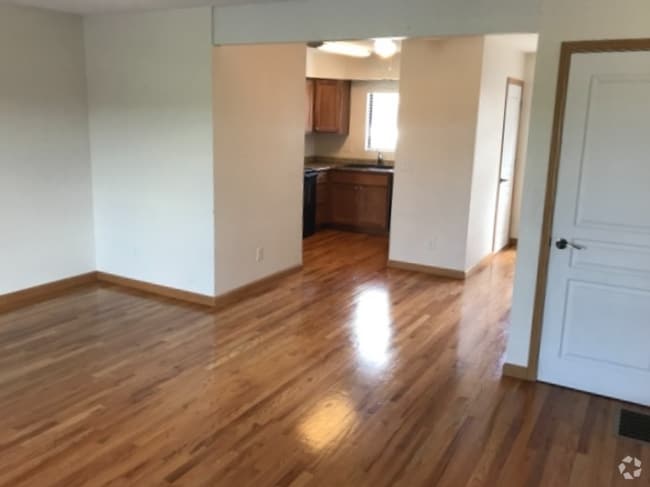 Building Photo - 2215 E 7th St Rental