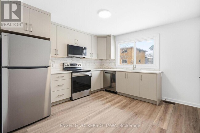 Photo - 896 Pinewood Crescent Unit 1