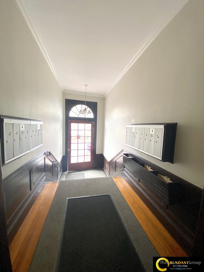 Building Photo - 371 Harvard St Unit 3C