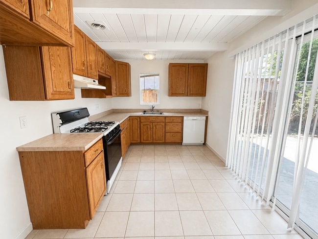 Photo - 272 Donner Ave