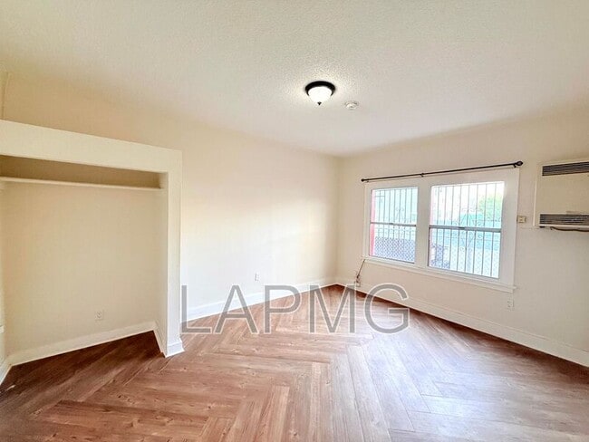 Building Photo - 1614 N Kenmore Ave