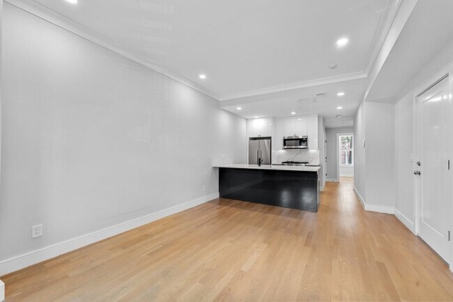 Building Photo - 535 Newbury St Unit 2