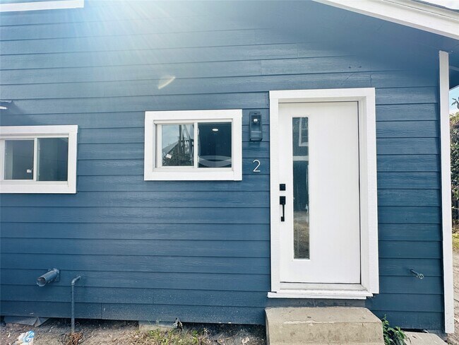 Building Photo - 4018 Gano St Unit 2