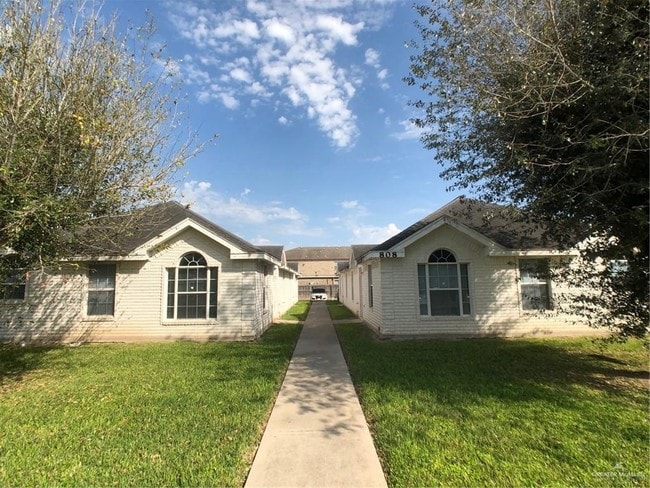 Building Photo - 13 N Cross St Unit 1