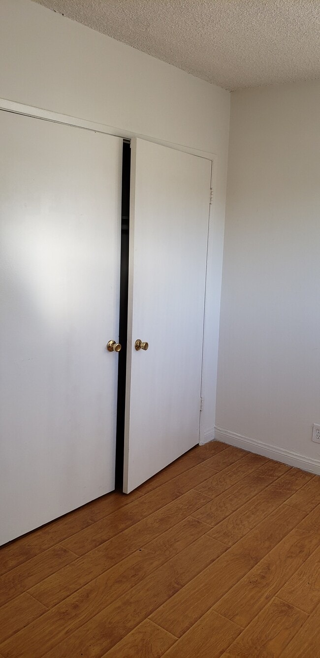 Building Photo - 705 S Chevy Chase Dr Unit 4