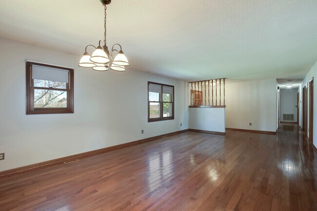 Photo - 702 W 6th Ave