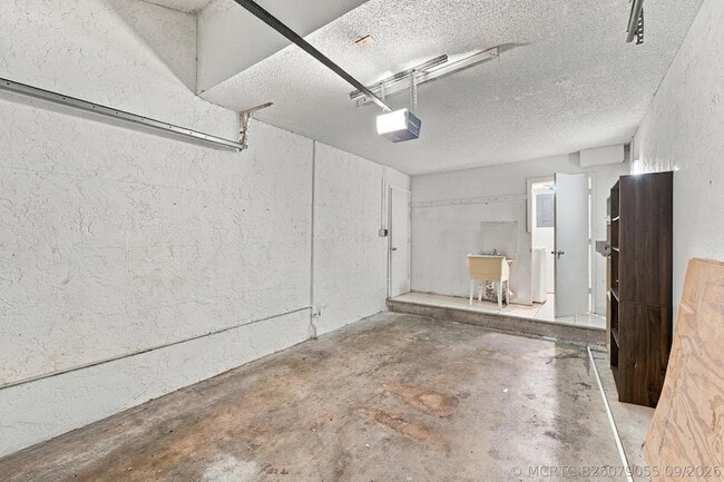 8690 NW 40th St