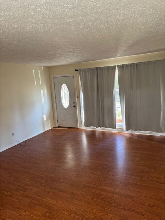 Photo - NEWLY PAINTED Wonderfully Cute Home in Nor...