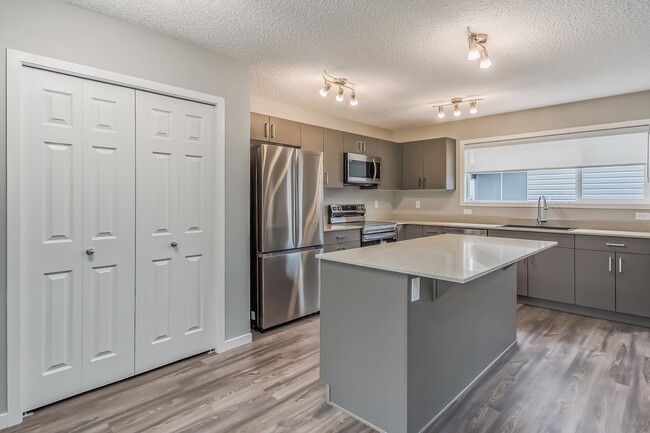 Photo - 15675-15618 18 Ave SW