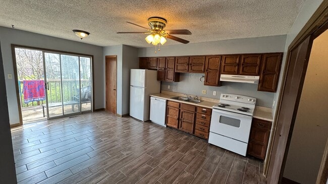 Building Photo - 652-654 Pear Tree Circle Unit 652 Pear Tree Circle Rental