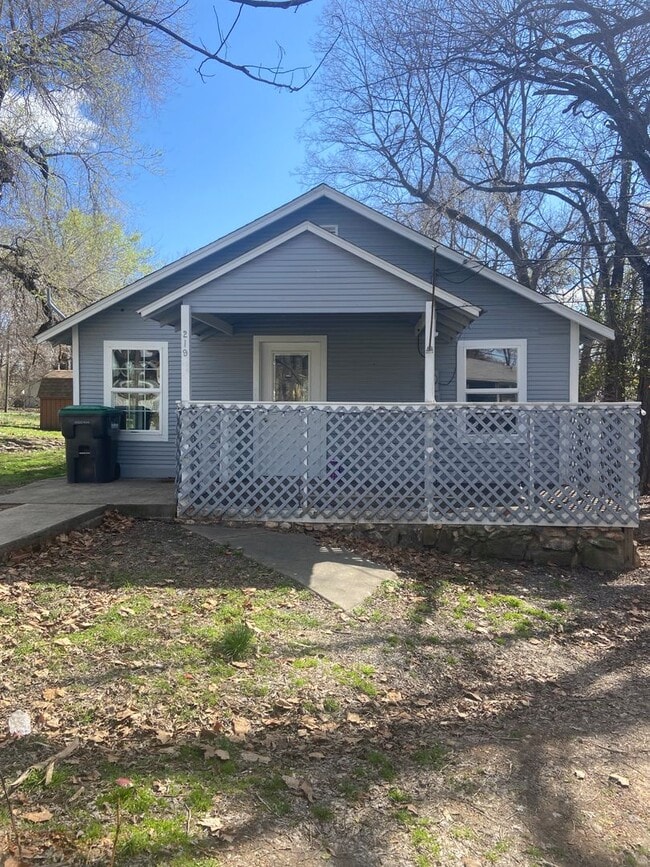 Building Photo - Prime location ... 2 bedroom 1 bathroom Rental