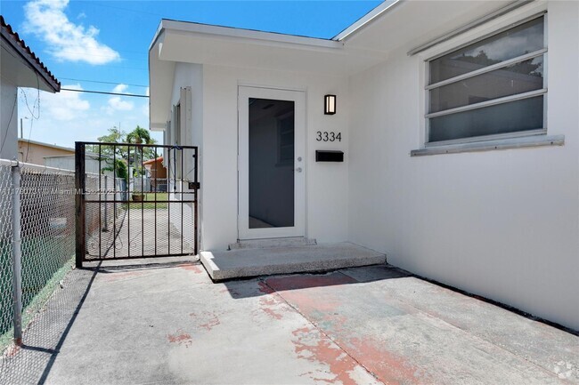 Building Photo - 3334 SW 24th St Unit 3334 Rental