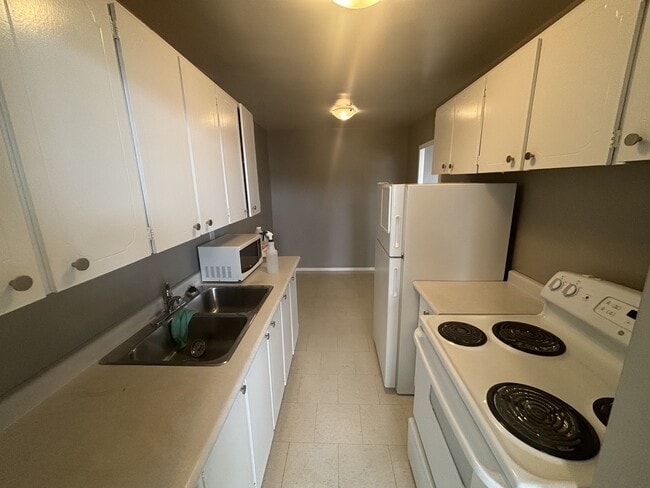 Photo - 1061 Queen's Blvd Unité 207