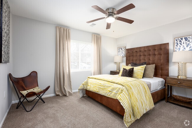 1BR, 1BA - 685SF - Bedroom