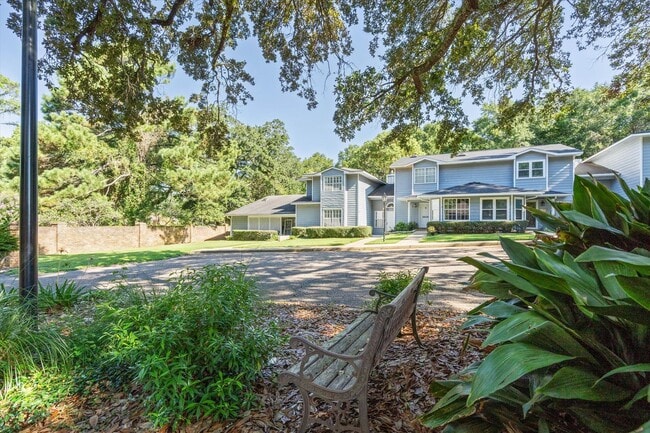 6637 Jackson Square