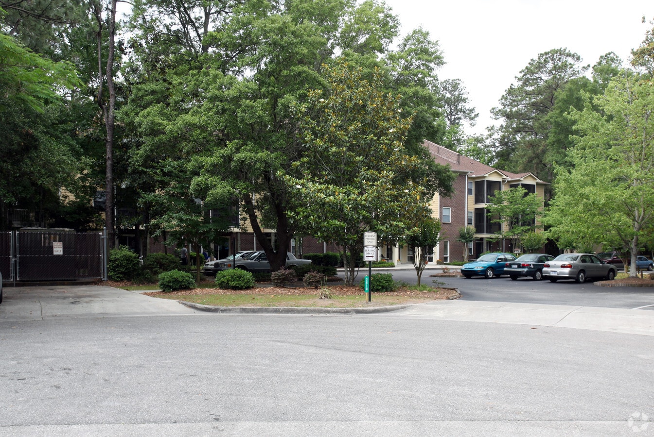 Photo - Haddon Hall Apartments