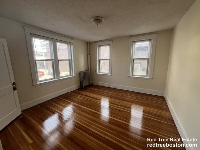 Building Photo - 17 Barrows St Unit B