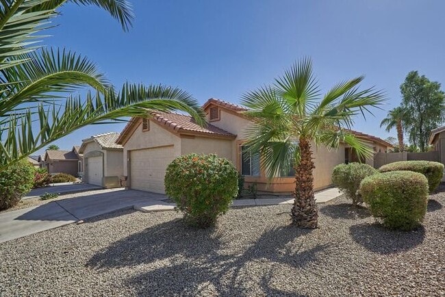 Photo - Nice 3 bedroom 2 bathroom house plus a den!