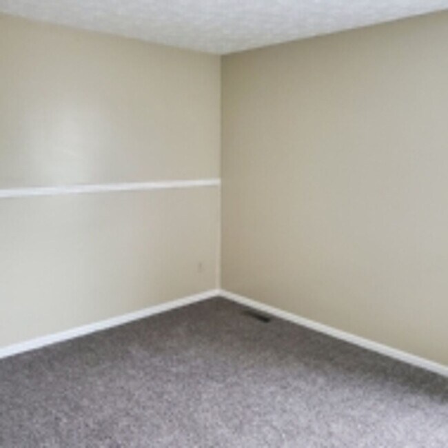 Photo - 2/3 Bed Room 1 ½ Townhouse for rent.