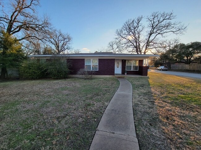 Photo - Bryan - 3 bed/ 2 bath / 2 car garage house with fenced back yard, near Texas A&M