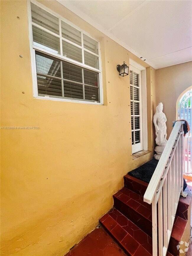 Building Photo - 2424 SW 18th Ave Unit 1-1 Rental
