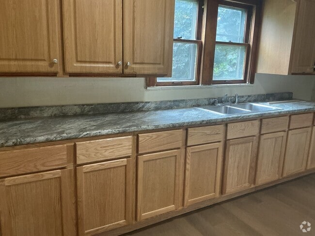 Building Photo - 5 bedroom 2 bathroom single family home wi...