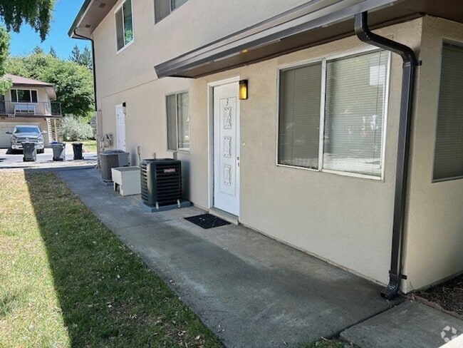 Building Photo - La Buena Vida Townhouse