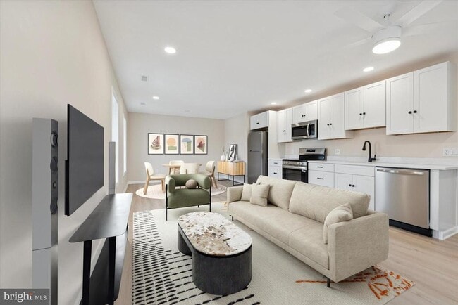 Photo - 202 E King St