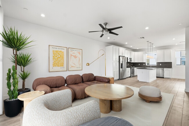 Photo - 820 N 8th Ave
