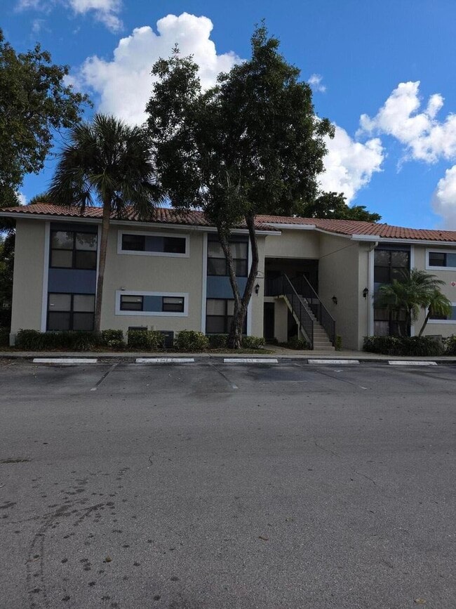 1542 Lake Crystal Dr Unidad H