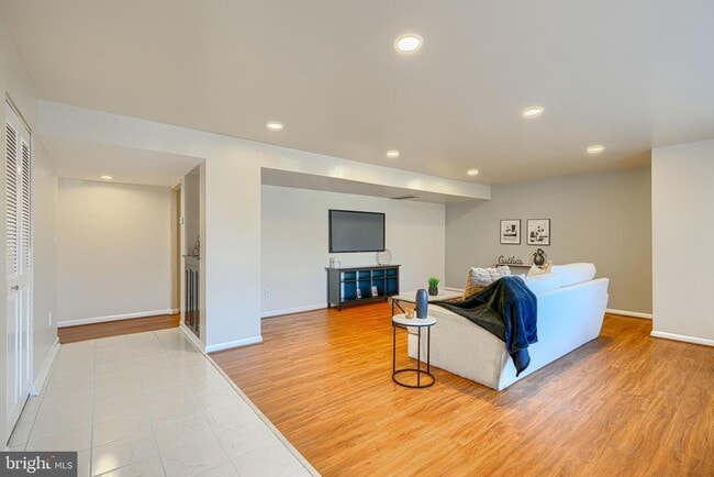 Building Photo - 3645 Glengyle Ave Unit 3F