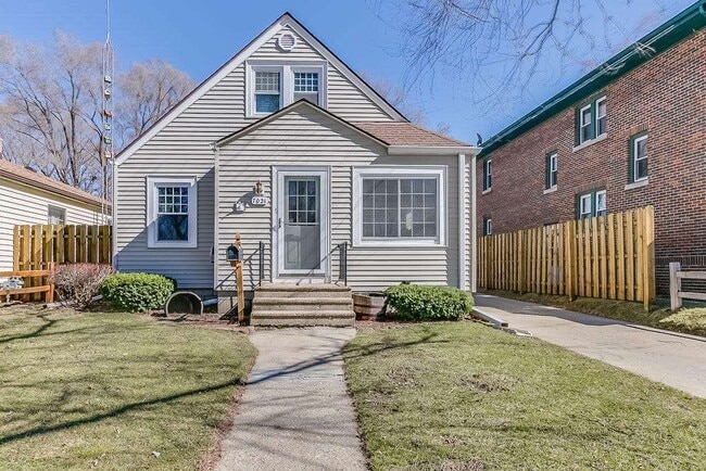 3 Bedroom, 2 Bath Adorable Cape Cod