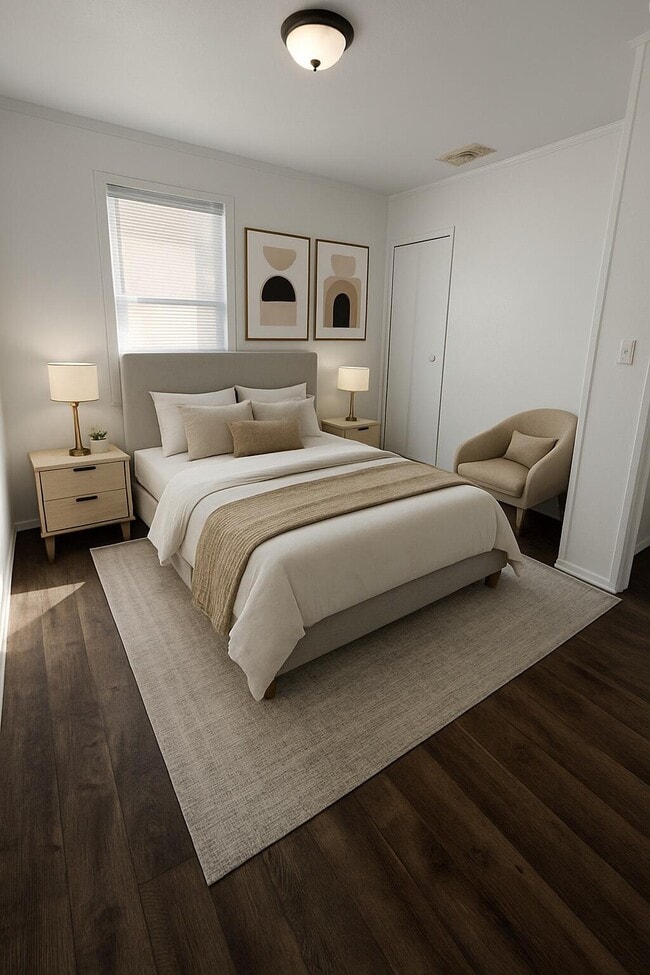 Photo - 709 W 4th St