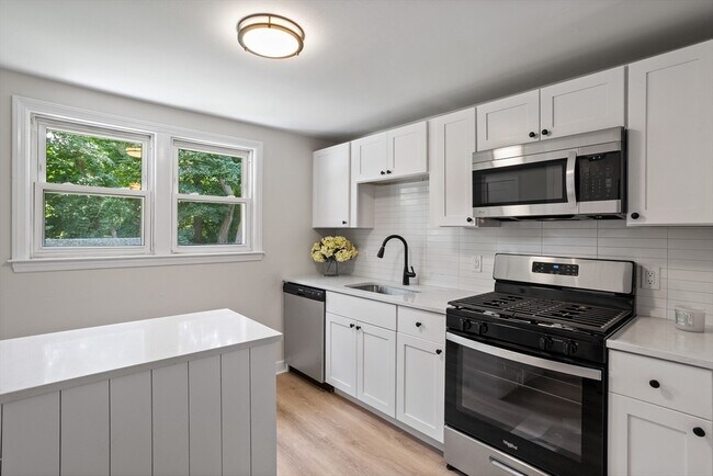 Building Photo - 15 Genetti St