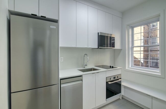 Building Photo - 2060 Rue du Fort Unit 14