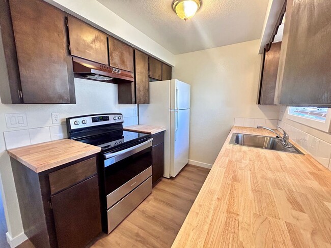 Photo - Ground-Level 1 Bedroom with Private Yard, A/C & In-Unit Laundry