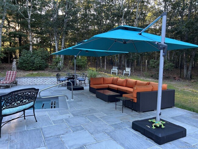 40 Bonac Woods Ln