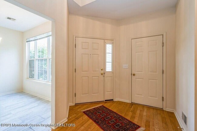 Photo - 2425 Robin Way