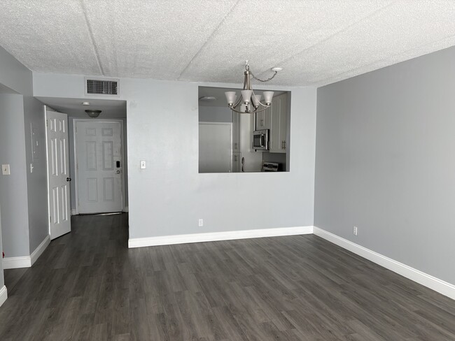 Living/ dining room - 4500 N Flagler Dr Unit A7
