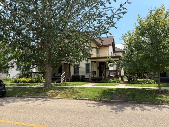 Building Photo - 705-707 E Grove Unit 705 Lower