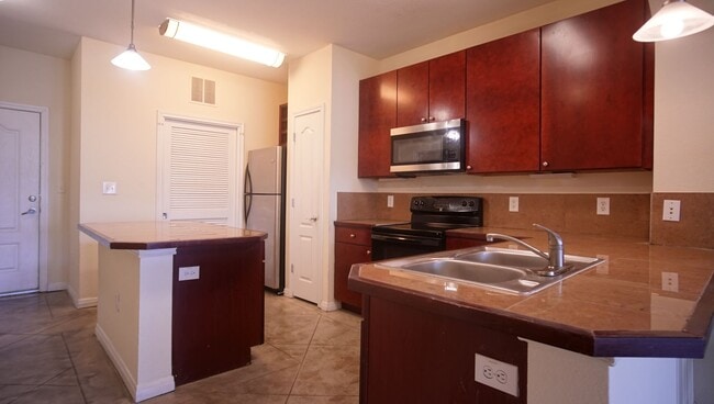 Photo - Large 3/2 with Rooftop Pool Walking Distan... Unit 606