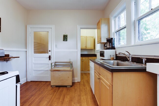 Photo - 669 S Mansfield St