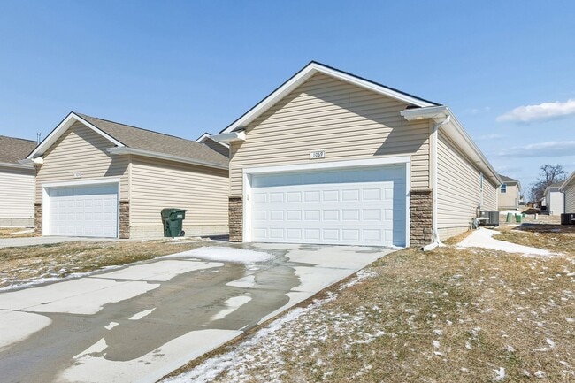 Photo - 4-Bedroom Townhome Near Village Pointe!!