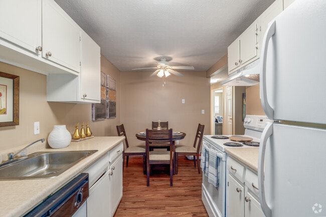 2BD, 1BA - 820SF - Kitchen - Kerrybrook Apartments