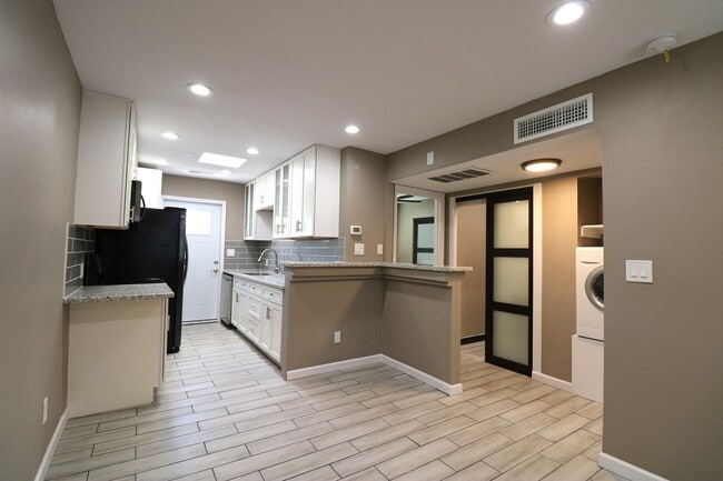 Building Photo - 101 N Oak St Unit #D Rental